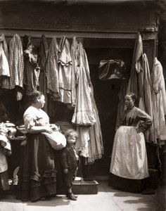 J.トムソンとアドルフスミスによる「ロンドンのストリートライフ」の古い服屋、セブンダイアルズ、1877年 作： John Thomson